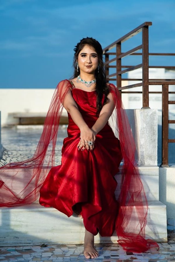 How to Choose a Structured Cape Blazer for a Fashion-Forward Business Presentation?