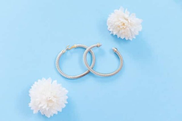 What's the Most Efficient Way to Accessorize with Minimalist Jewelry at Work?